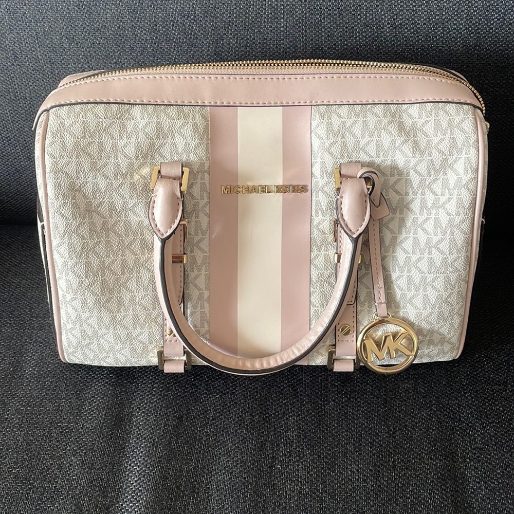 Michael Kors Bag. New condition. Barely Used.